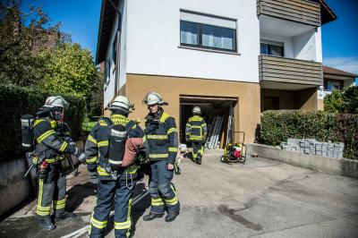 Neuhausen: Essen auf dem Herd verrauchen Keller und loesen Feuerwehreinsatz aus - 1 Verletzte Person